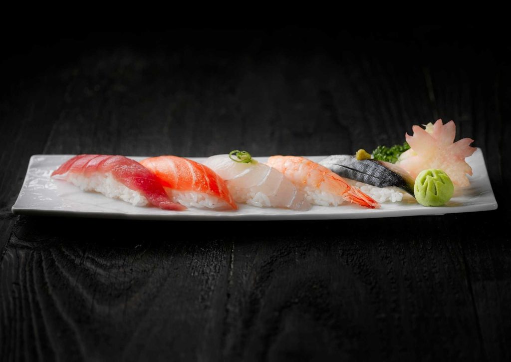 Ile kalorii ma sushi? Sprawdzamy kaloryczność rolek i podpowiadamy, czy sushi tuczy